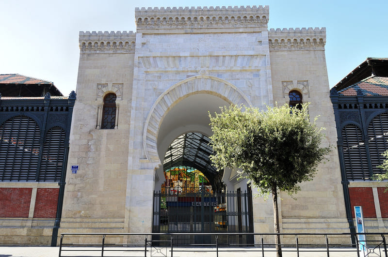Puerta nazarí del mercado de Atarazanas de Málaga