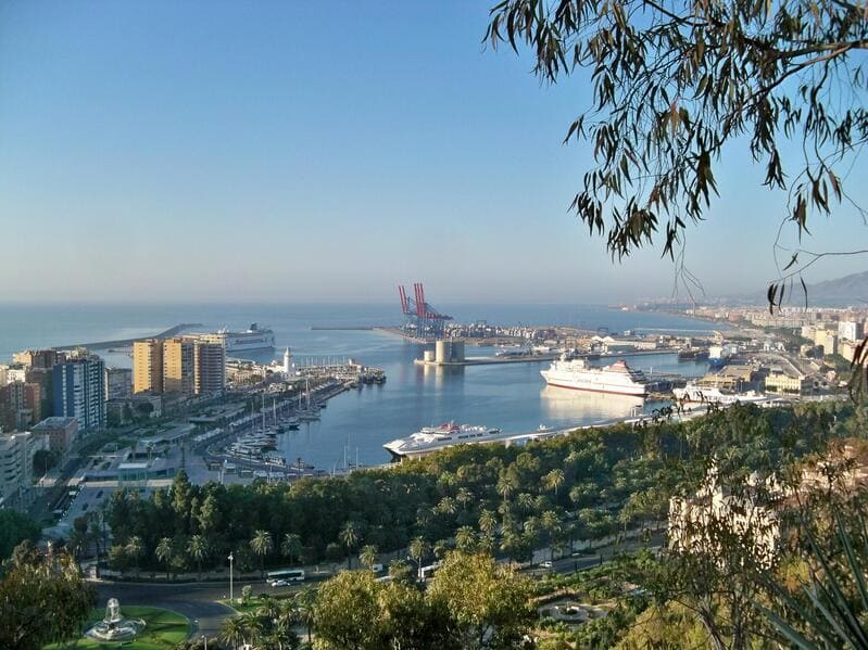 Si buscas una experiencia sencilla —sin museos, sin colas, sin planes complicados— y que aun así te regale un “wow” auténtico, el mirador de gibralfaro es una apuesta segura. 
